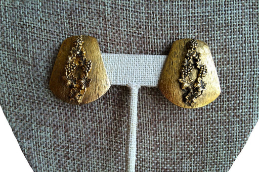 1970s Vintage Whiting & Davis Signed Textured Gold Tone Clip On Earrings